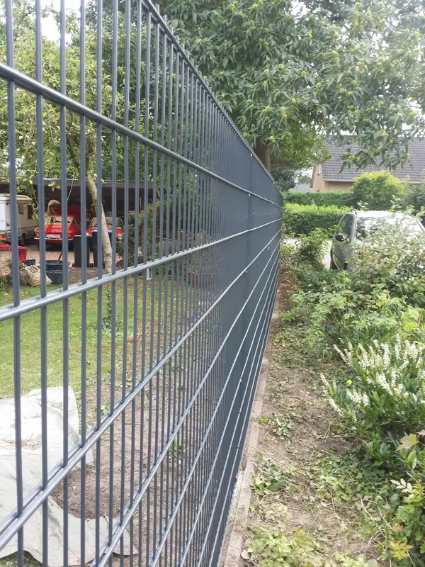 Grafitowe ogrodzenie panelowe wzdłuż ogrodu
