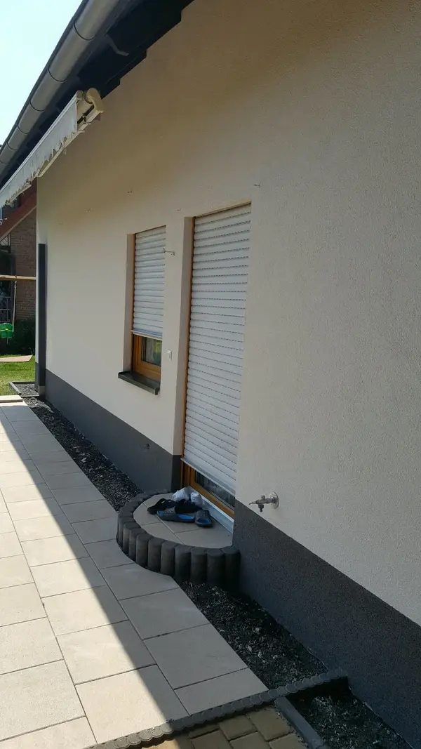 Rolety zewnętrzne na oknie i&nbsp;drzwiach tarasowych domu